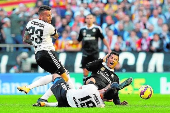 Nicolás Otamendi, ayer en un lance con Cristiano y Enzo Pérez