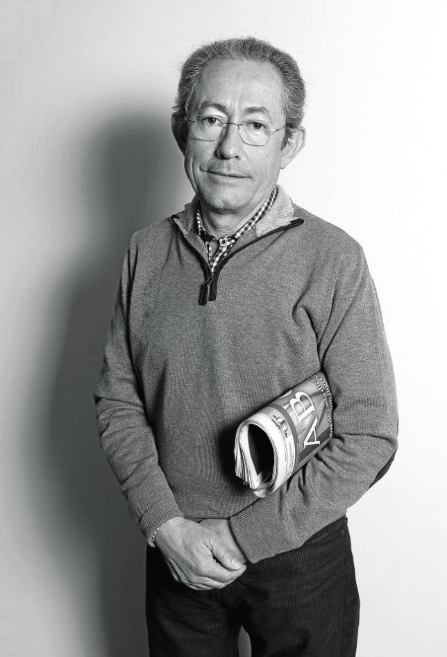 Ángel Luna, con un ejemplar de ABC