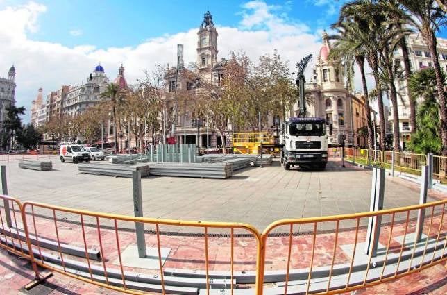 Valencia ya se prepara para las mascletaes Los operarios municipales ya han comenzado el montaje del vallado en la Plaza del Ayuntamiento de Valencia con vistas al inminente comienzo del ciclo de mascletaes, que comenzará el 1 de marzo. Antes, el 22 de febrero, ya se disparará un mascletà. Mientras, las empresas del sector abogan por el patrocinio privado para financiar los espectáculos