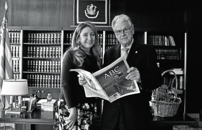 Mercedes Hurtado y Antonio Llombart posan con un ejemplar de ABC en la sede del Colegio 