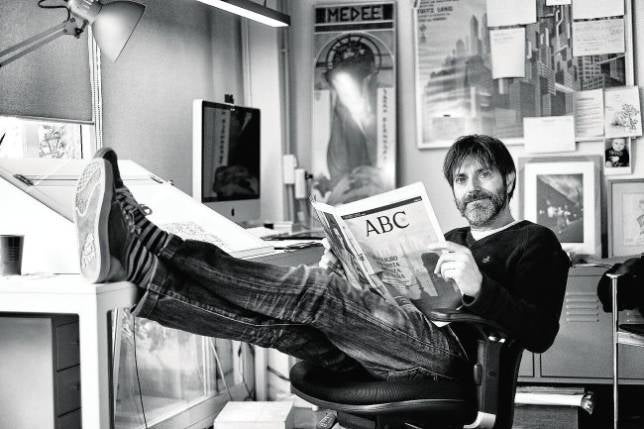 El dibujante Paco Roca posa en su estudio con un ejemplar de ABC