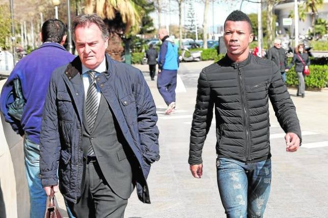 El futbolista Ikechukwu Uche llega ayer al TSJCV para declarar respecto al presunto amaño del Levante -Zaragoza