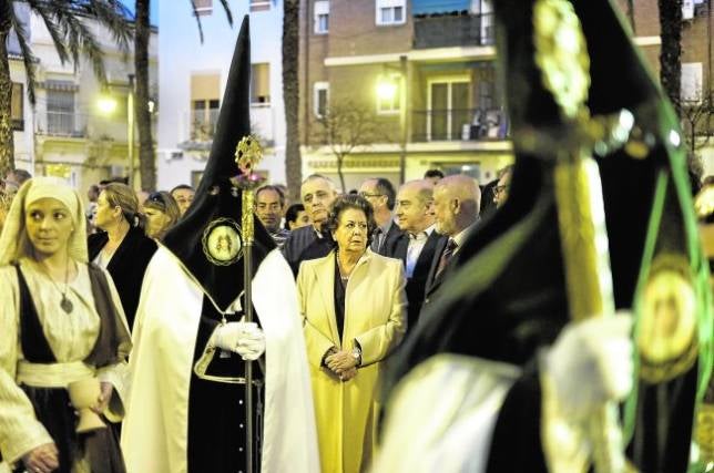 La alcaldesa de Valencia, Rita Barberá, visitó ayer algunos actos de la Semana Santa Marinera