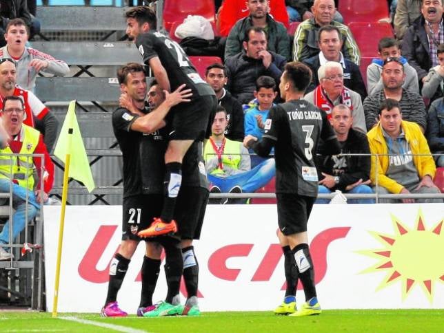 Los levantinistas celebran uno de los goles de Barral