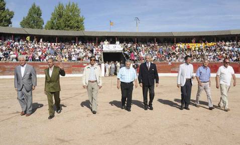 El Viti volvió a salir a hombros en su L aniversario de alternativa