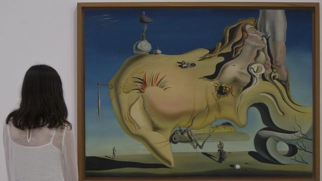Una joven admira «El gran masturbador», de Dalí, en una sala de la antológica que ultima el Reina Sofía