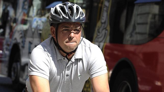 El concejal de Centro, David Erguido, llega en bicicleta a su despacho en Mayor