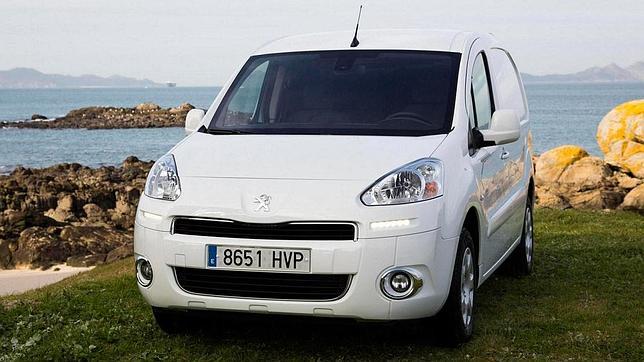 Vista frontal del nuevo Peugeot Partner Electric. Se produce en la planta de PSA en Vigo.