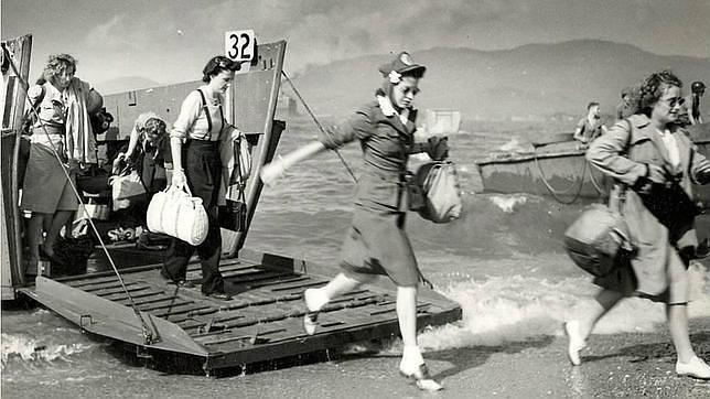 Enfermeras de la Cruz Roja llegan el 15 de junio de 1944 a la playa Omaha