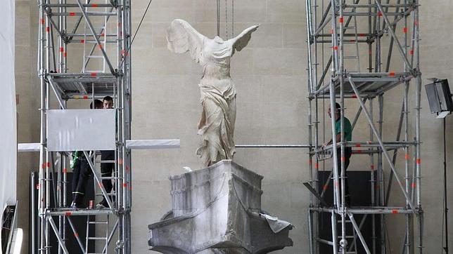 Fotografía facilitada por el Louvre de La Victoria de Samotracia, la célebre estatua alada del siglo II a.C.