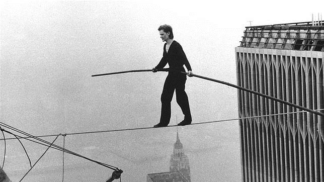 Philippe Petit, durante el paseo por las Torres Gemelas