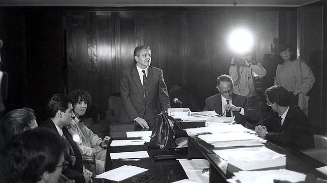 Carlos Jiménez Villarejo (de pie) y José María Mena (a su izquierda), en una reunión en la Fiscalía de Cataluña