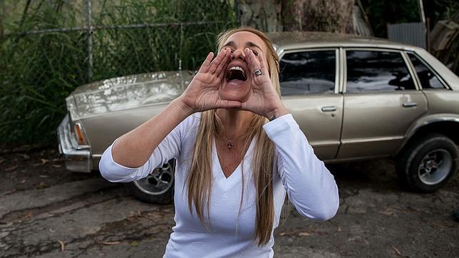 La esposa de Leopoldo Lopez grita mensajes de aliento a su marido desde fuera de la Prisión Militar de Ramo Verde
