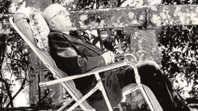 Pedrayo, descansando en su casa de Trasalba (Orense)