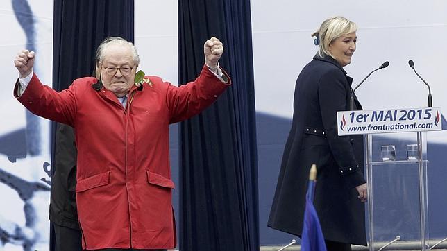Jean-Marie Le Pen y su hija Marine, en un acto juntos el pasado 1 de mayo