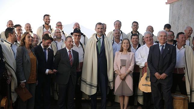 Felipe VI junto a Ana Pastor y el presidente en funciones de Canarias, Paulino Rivero tras la visita al Observatorio del Teide