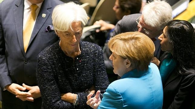 Christine Lagarde y Angela Merkel dialogando en la ONU
