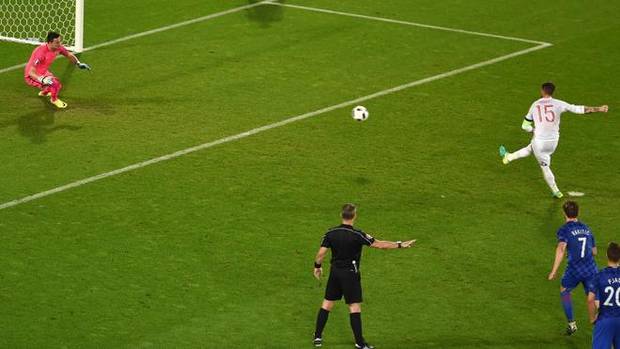 Sergio Ramos tira un penalti con su selección.