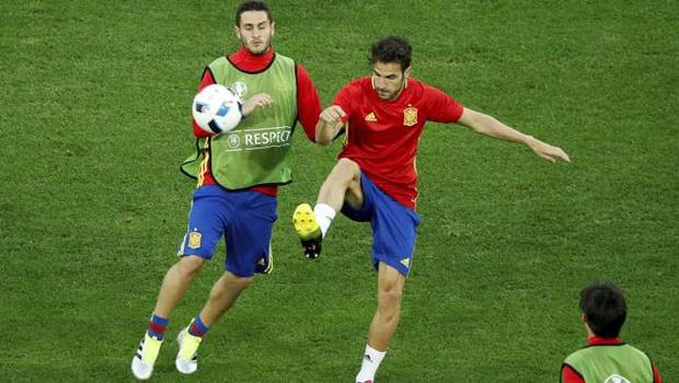 Koke y Cesc disputan un balón en el entrenamiento.