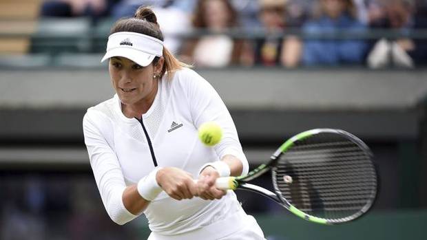 Garbiñe Muguruza golpea una bola.