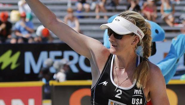 Kerri Walsh saluda tras un partido.