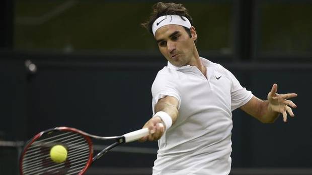 Roger Federer, ejecutando un drive durante un partido.