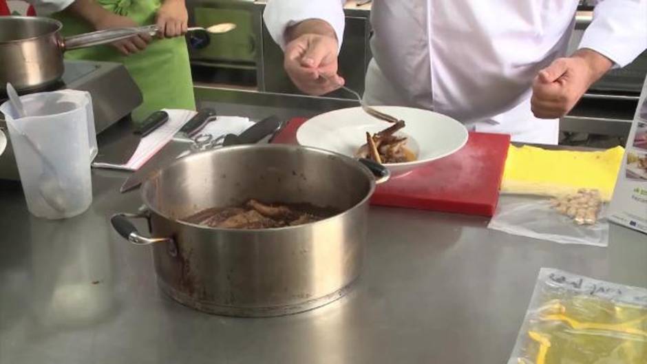 El chef sergio fernández realiza un taller gastronómico sobre la carne de conejo