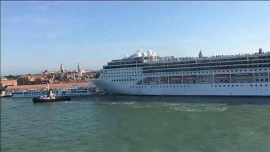 Un crucero pierde el control en el puerto de Venecia