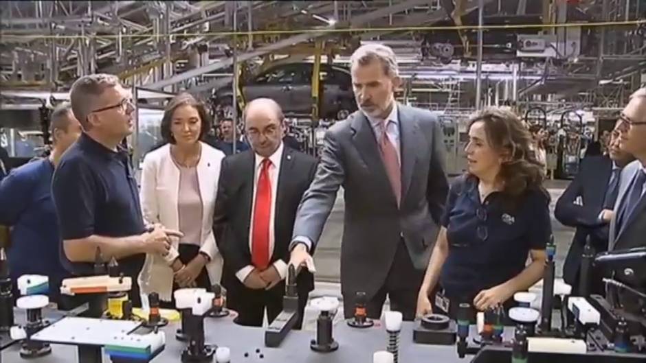 El rey Felipe VI visita la planta de Opel en Figueruelas