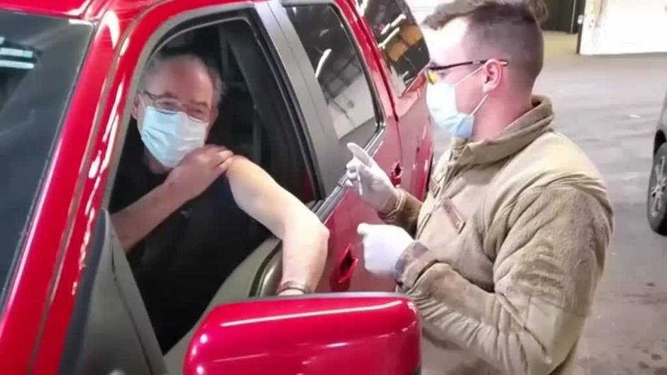Vacunaciones masivas en EEUU sin bajarse del coche.