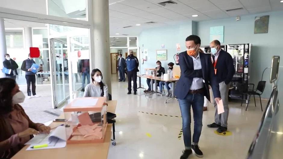 Edmundo Bal vota en el Centro Cultural Alfredo Kraus en Madrid