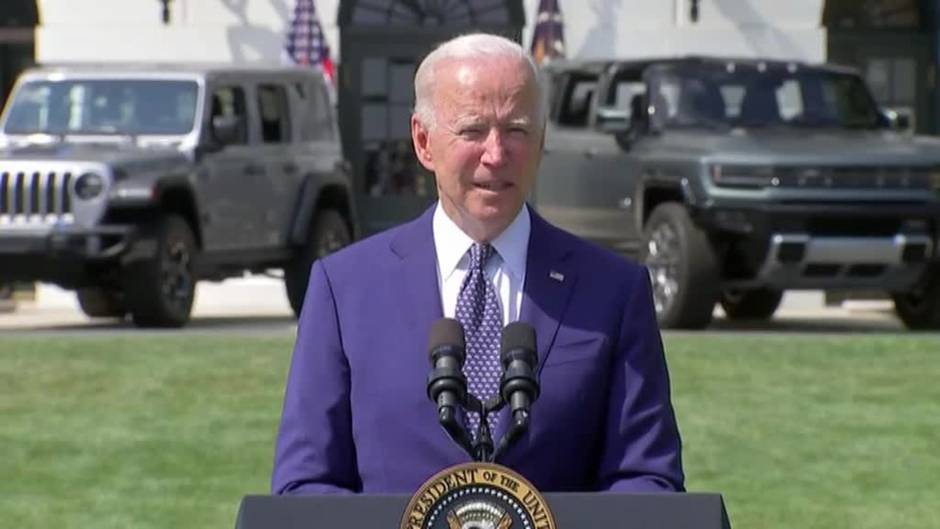 Biden firma a favor de que en 2030 el 50% de los veh&iacute;culos sean el&eacute;ctricos