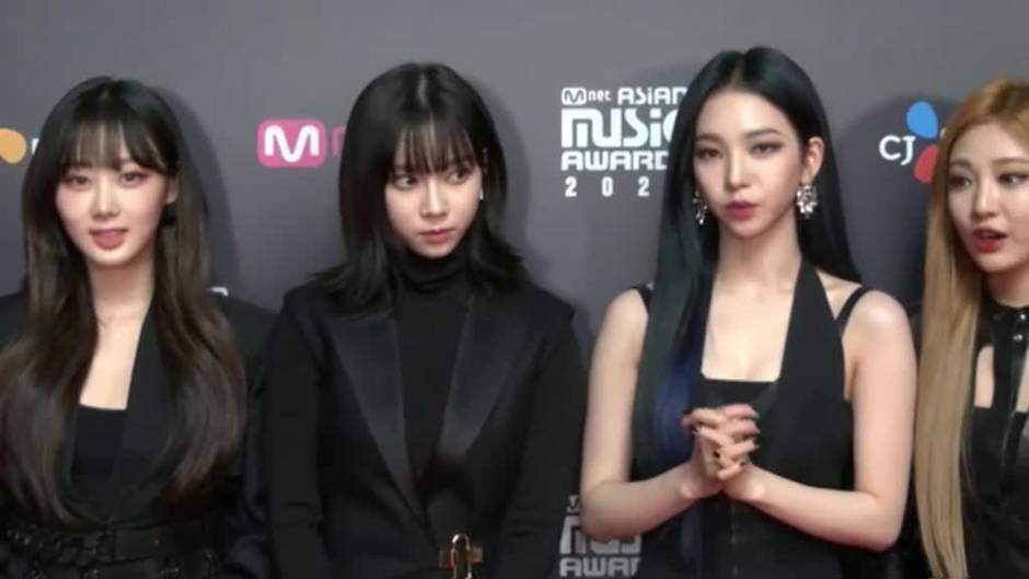 Las Estrellas Del K Pop Desfilan En La Alfombra Roja De Los Mnet Asian