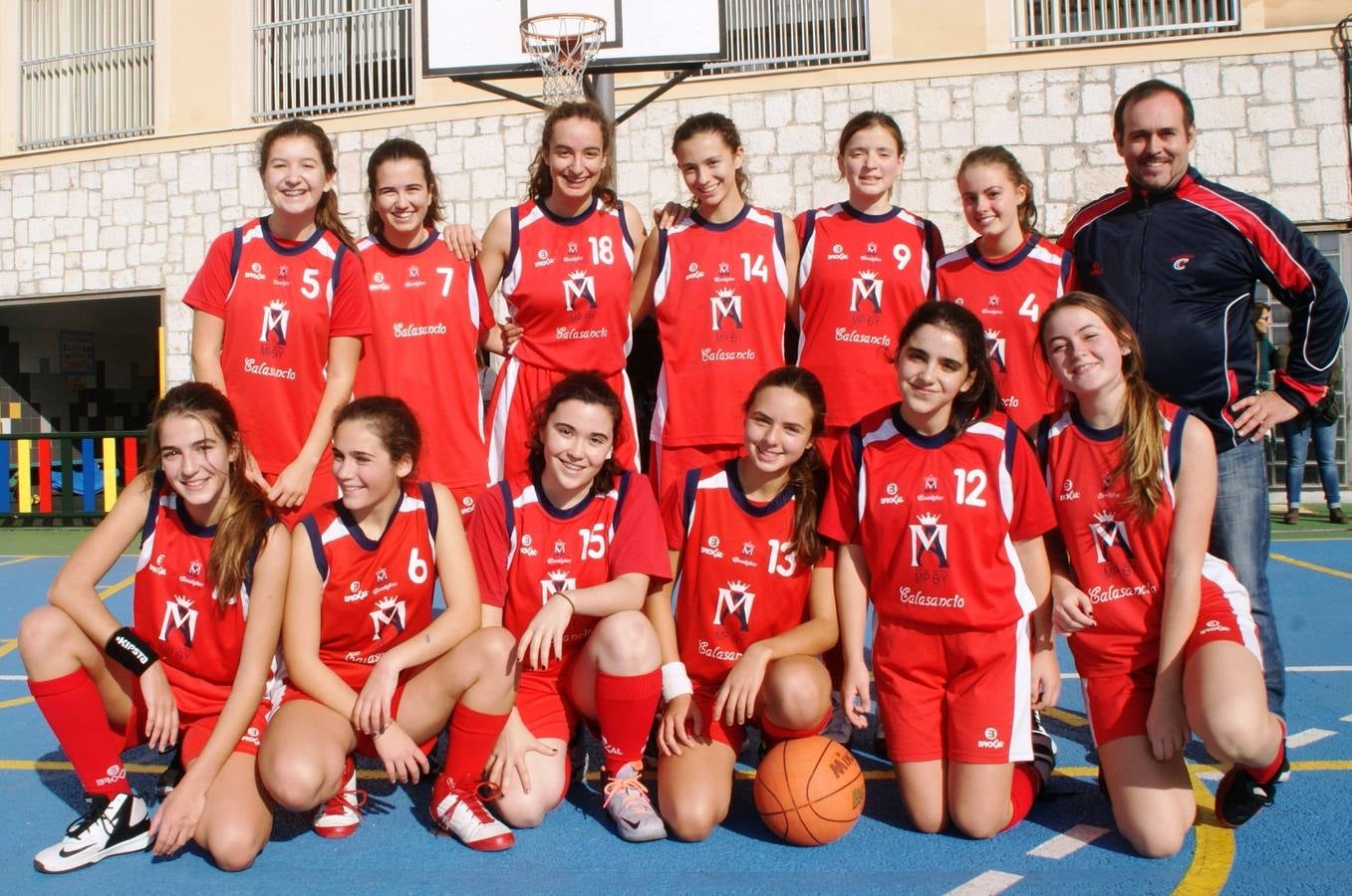 Calasancio (rojo). Arriba: Esther (5), Teresa (7), Clara (18), Laura (14), MarÃa G. (9), Paloma (4), M. Ãngel (E ). Abajo: Ana R. (10), Elena (16), MarÃa C. (15), Andrea (13), Alba (12), Ana Z. (17).