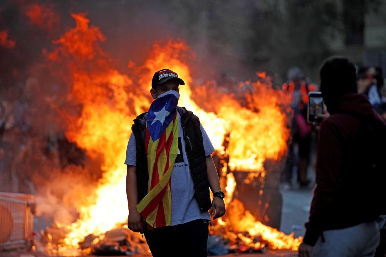 Barcelona arde por la furia de los independentistas Barcelona-disturbios-18-octubre-kSNI--1350x900@abc