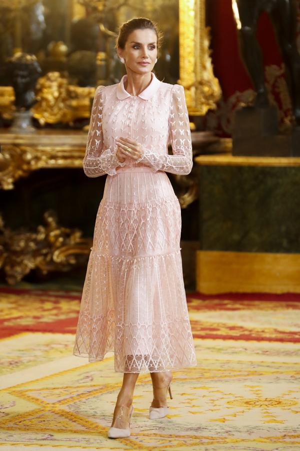 Del rosa empolvado de organza al floral de Cuba: los 15 vestidos de  sobresaliente de la Reina Letizia en 2019