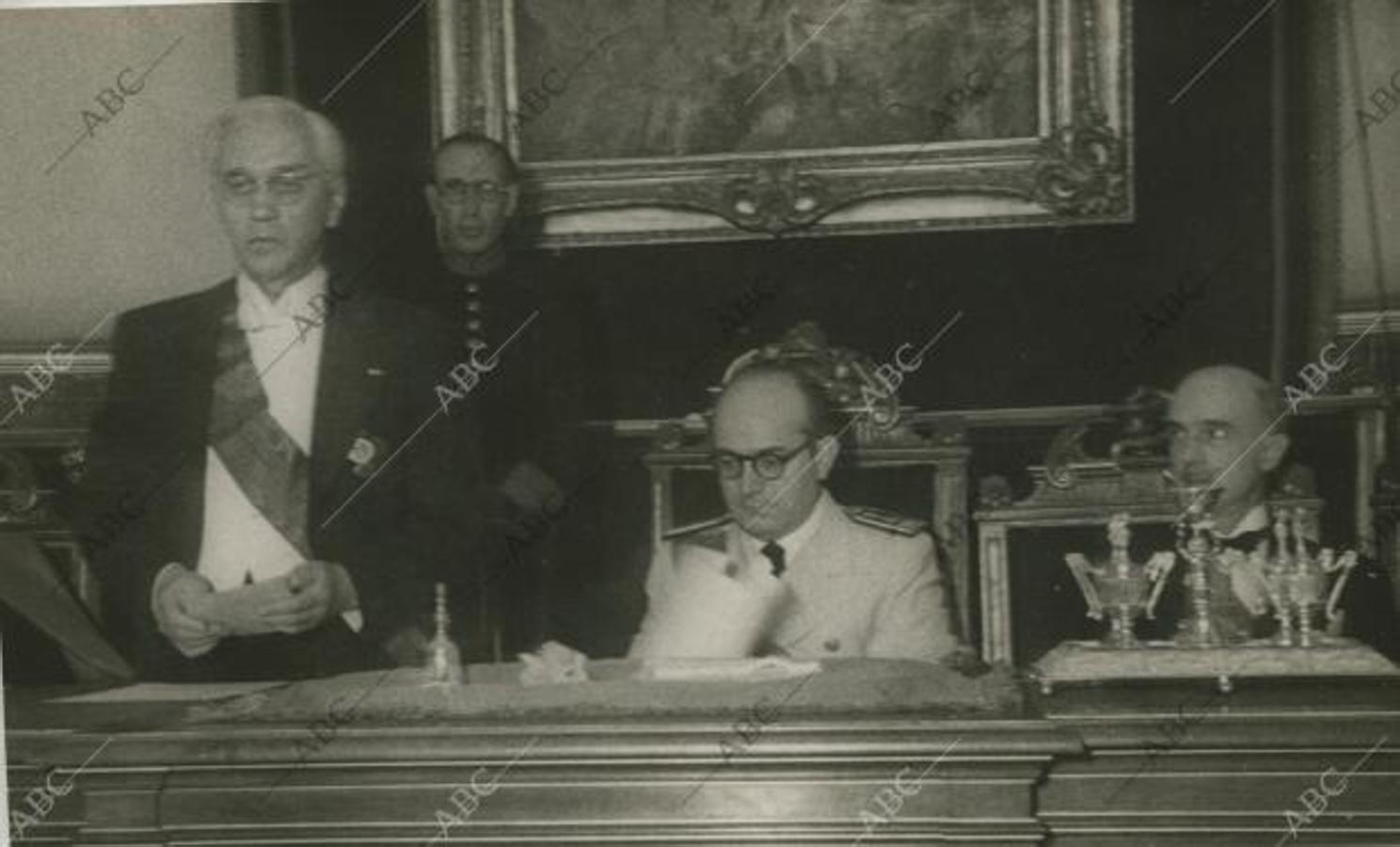 Madrid, 13/06/1948. En la Real Academia de Medicina, y en sesión extraordinaria, presidida por el ministro de Educación Nacional, fue entregado al descubridor de la penicilina, sir Alexander Fleming, el título de académico de honor
