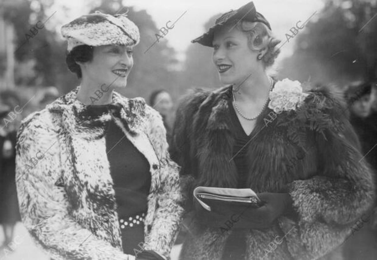 Así se vestían de moda para la primavera