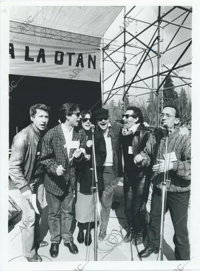 José Sacristán, Imanol Arias, Pastora Vega, Juan Diego y Miguel Ríos, cantan a coro en el acto final de la campaña anti OTAN
