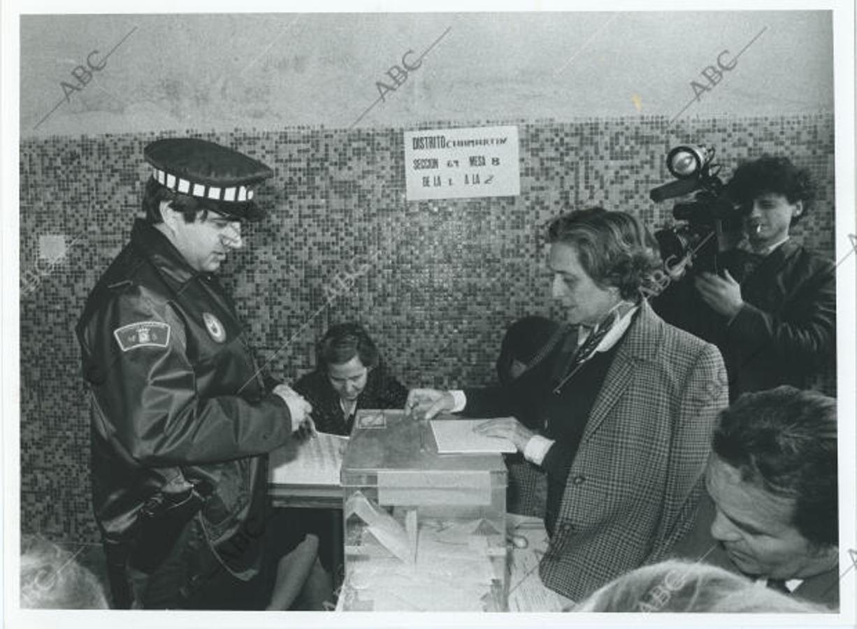 Votación en el referéndum sobre la permanencia de España en la OTAN. En la papeleta se preguntaba a los españoles mayores de 18 años: «El Gobierno considera conveniente, para los intereses nacionales, que España permanezca en la Alianza Atlántica, y acuerda que dicha permanencia se establezca en los siguientes términos:1.º La participación de España en la Alianza Atlántica no incluirá su incorporación a la estructura militar integrada.2.º Se mantendrá la prohibición de instalar, almacenar o introducir armas nucleares en territorio español.3.º Se procederá a la reducción progresiva de la presencia militar de los Estados Unidos en España.¿Considera conveniente para España permanecer en la Alianza Atlántica en los términos acordados por el Gobierno de la Nación?»​