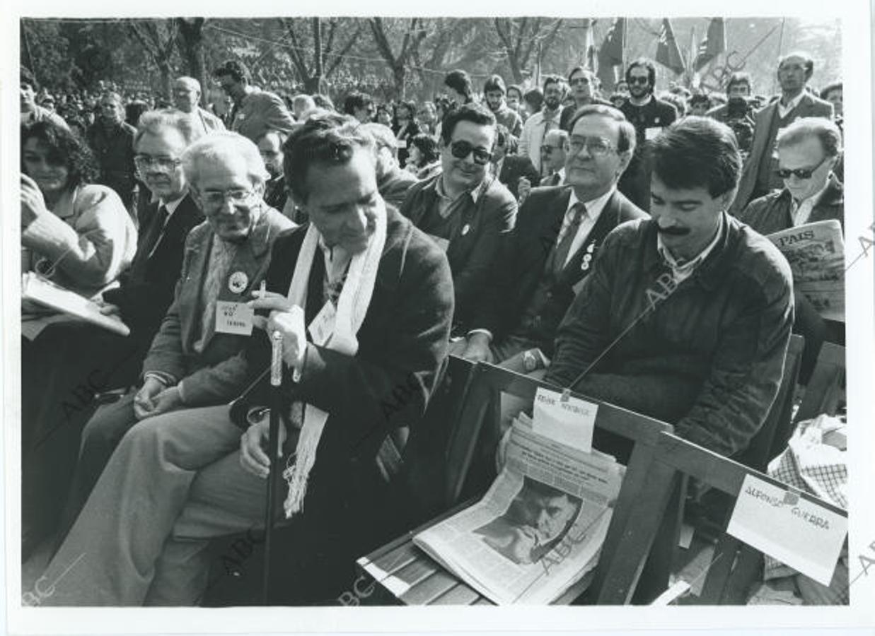 Marcelino Camacho, Antonio Gala, Ramón Tamames y Gerardo Iglesias en el acto final de la campaña anti OTAN