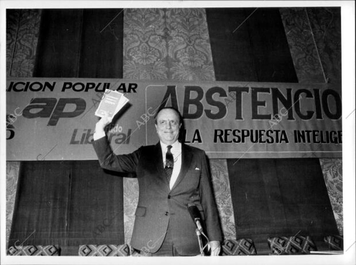 Manuel Fraga durante la campaña para el referéndum sobre la permanencia de España en la OTAN, en el que AP propugnaba la abstención o el voto en blanco.