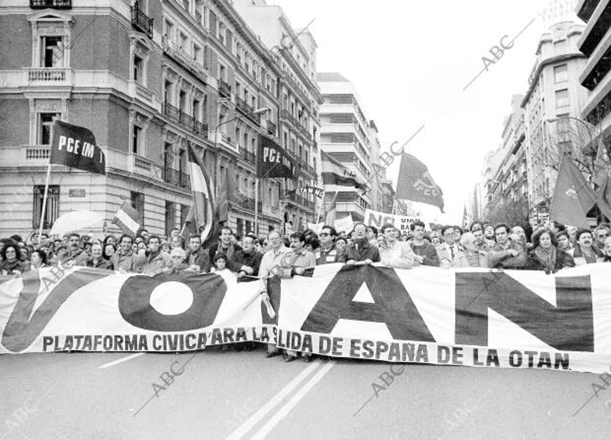 Manifestación anti OTAN en Madrid en febrero de 1986