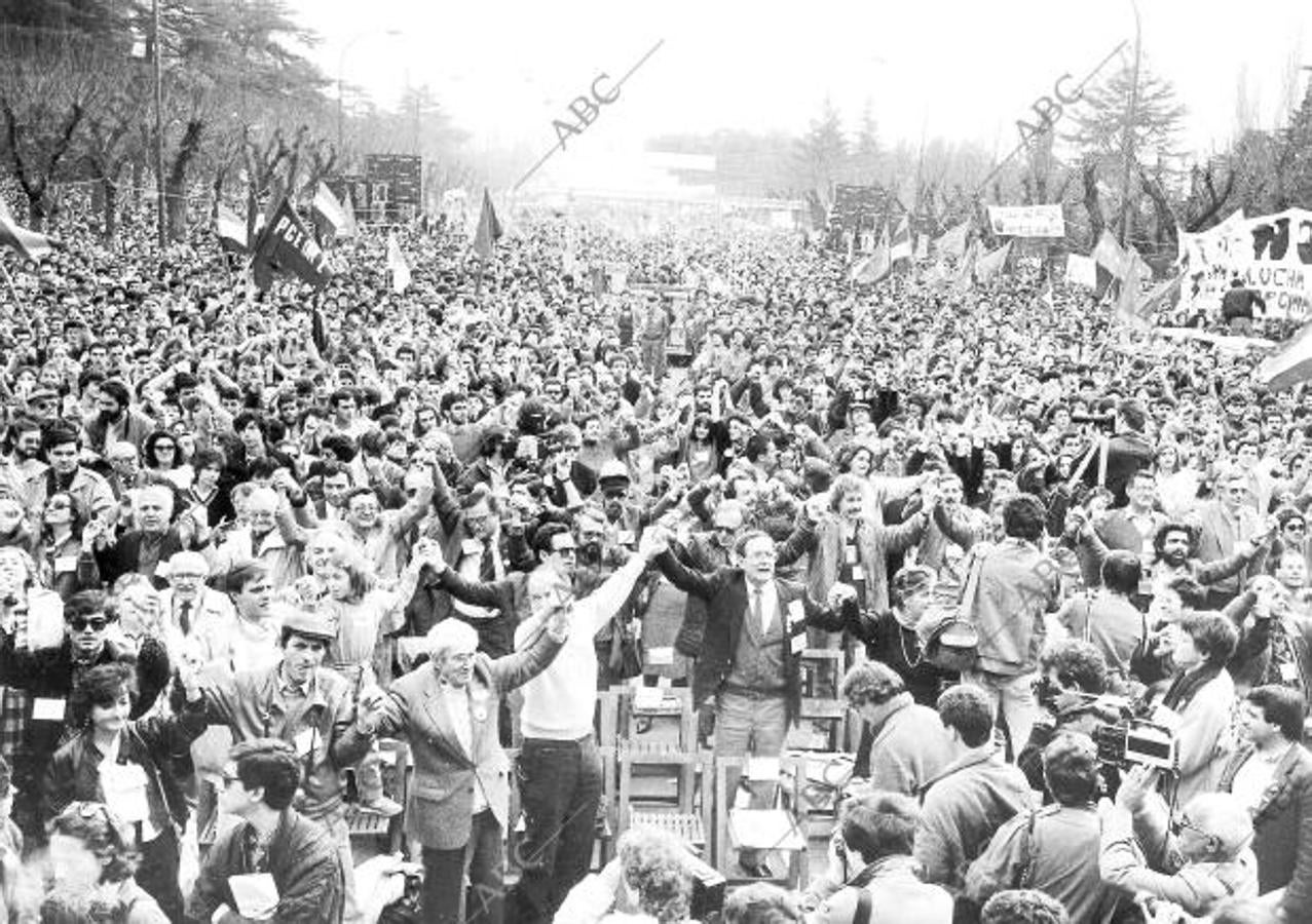 Acto final de la campaña anti OTAN el 9 de marzo de 1986. Las dos principales agrupaciones anti atlantistas celebraron en Madrid, en el paseo de Camoens, su acto de fin de campaña, consistente en un mitin festival en el que políticos y artistas pidieron el «no» en el referéndum del día 12