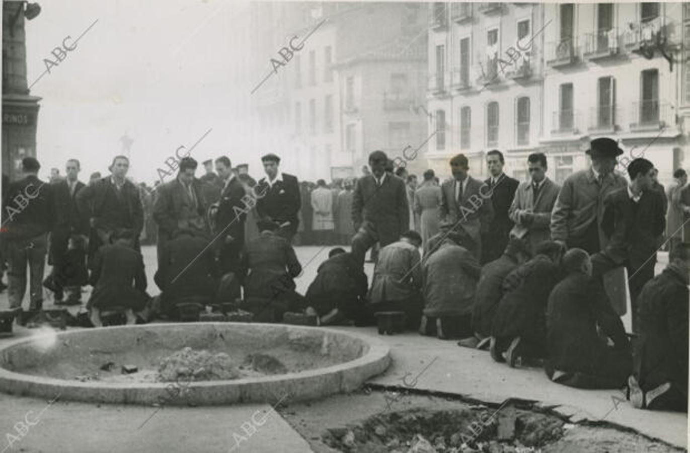 Limpiabotas a pleno rendimiento con los visitantes en diciembre de 1948