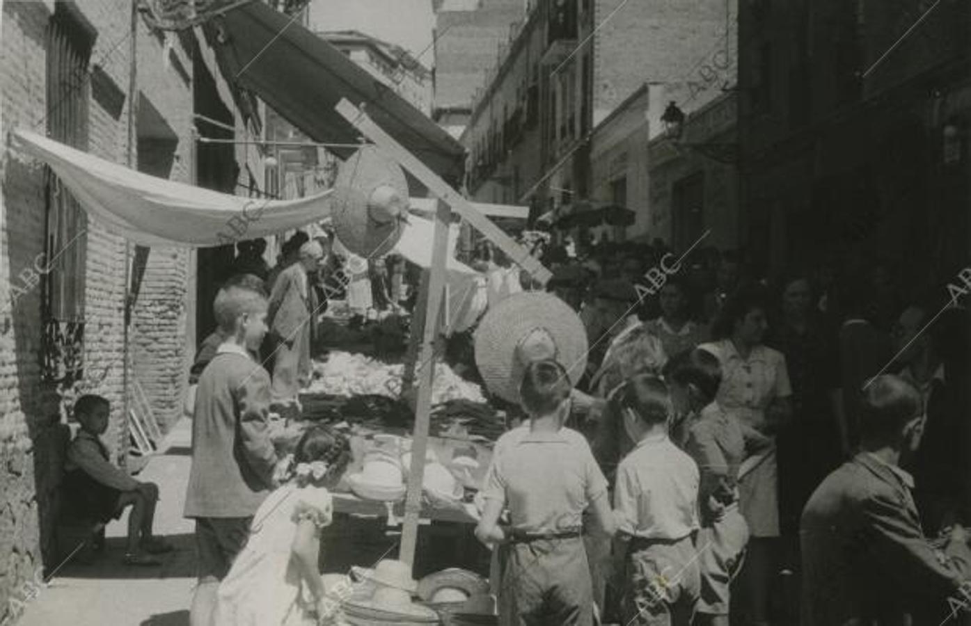 Niños en el verano del 47, junto a los puestos montados con barras y sábanas