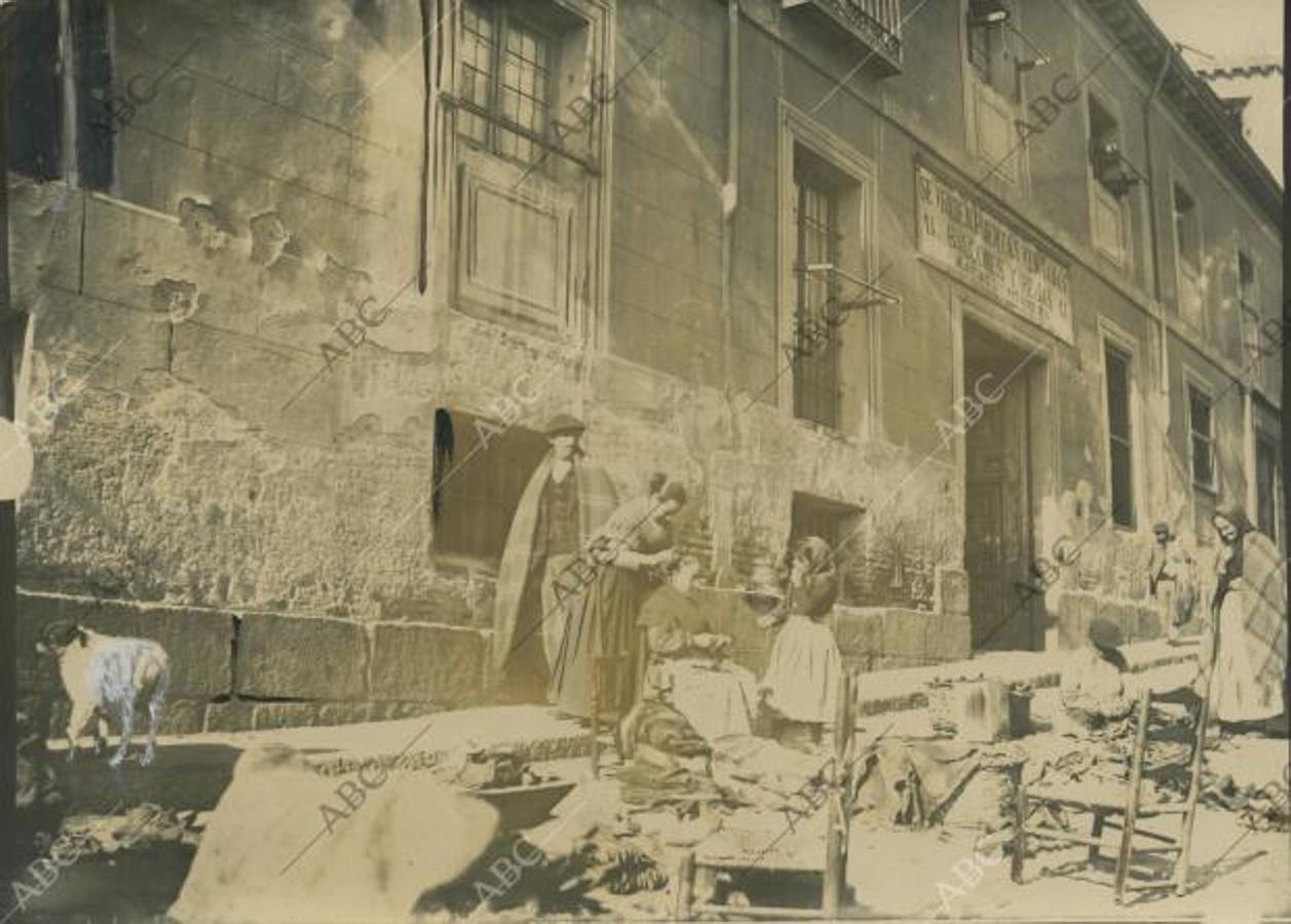 Una vendedora se peina ayudada de una vecina para no descuidar su puesto en 1896