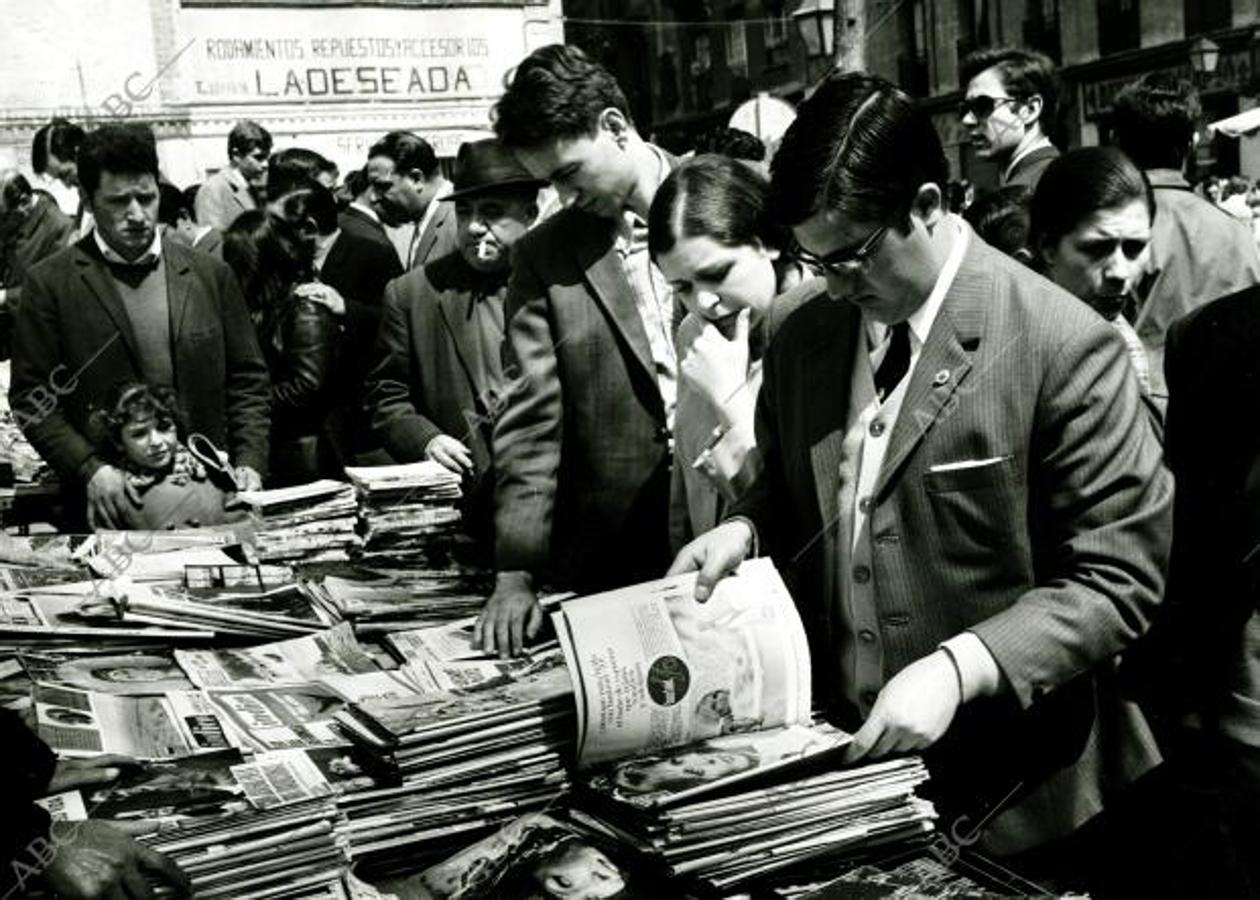 Un puesto de revistas lleno de curiosos en los 70