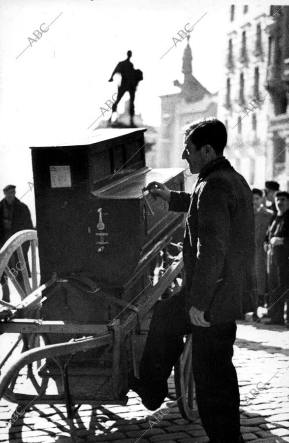 Un organillero entretiene a los visitantes en los años 40