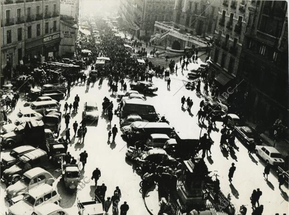 La Ribera de Curtidores y la plaza del Cascorro sirviendo de aparcamiento provisional en los años 70